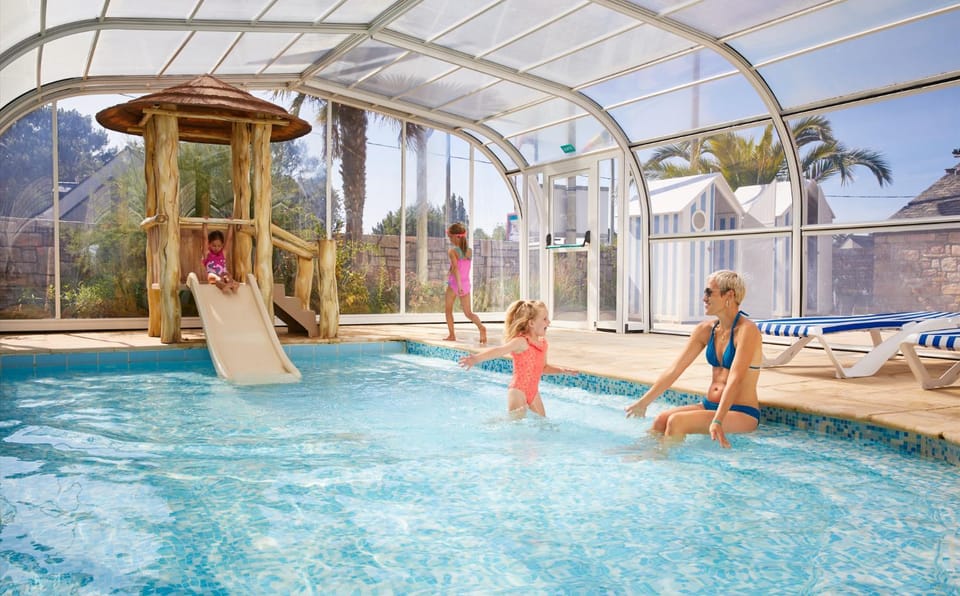 Mobil Home 4 chambres - Camping Les Pins Campground/ 
RV Resort in Brittany