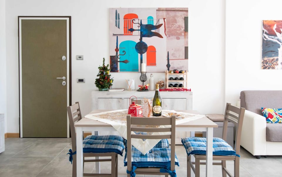 TV and multimedia, Coffee/tea facilities, Kitchen or kitchenette, Living room, Seating area, Dining area