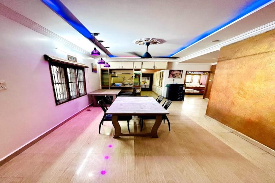 Living room, Seating area, Dining area, fireplace