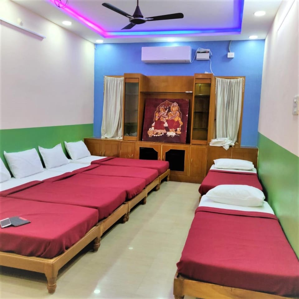 Bed, TV and multimedia, Photo of the whole room, Bedroom, fireplace, air conditioner