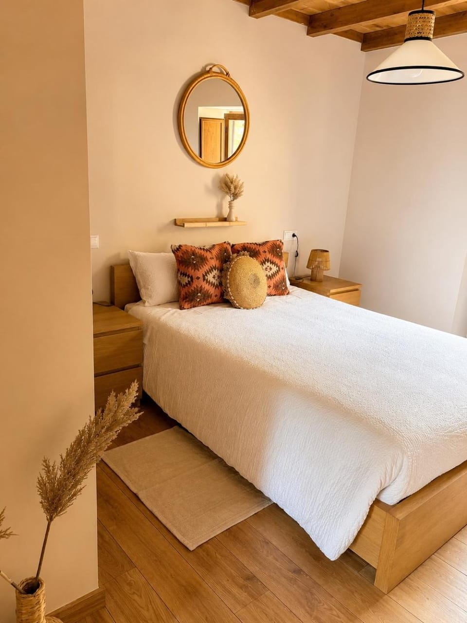 Bed, Photo of the whole room, Seating area, Bedroom