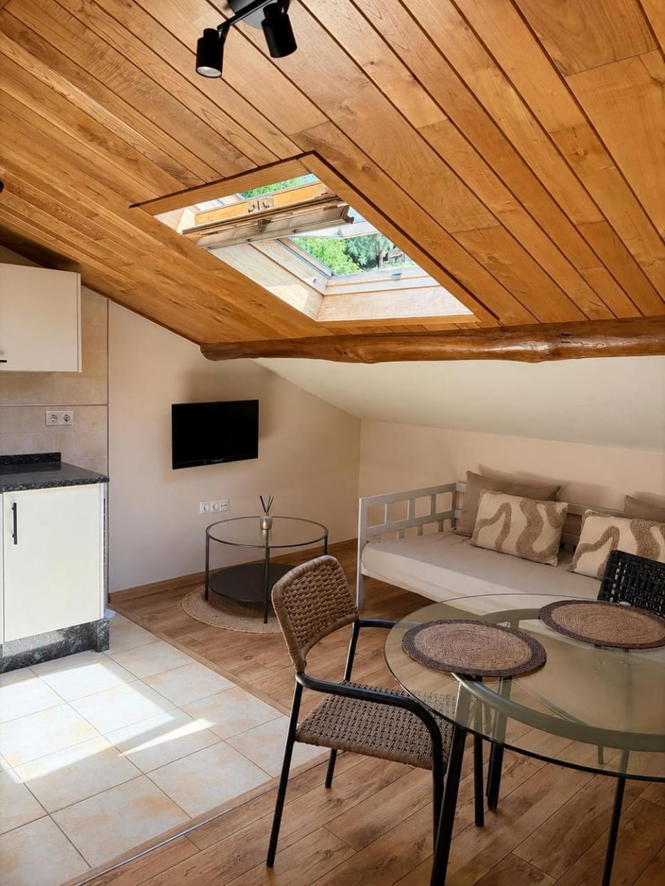 TV and multimedia, Kitchen or kitchenette, Living room, Seating area, Dining area