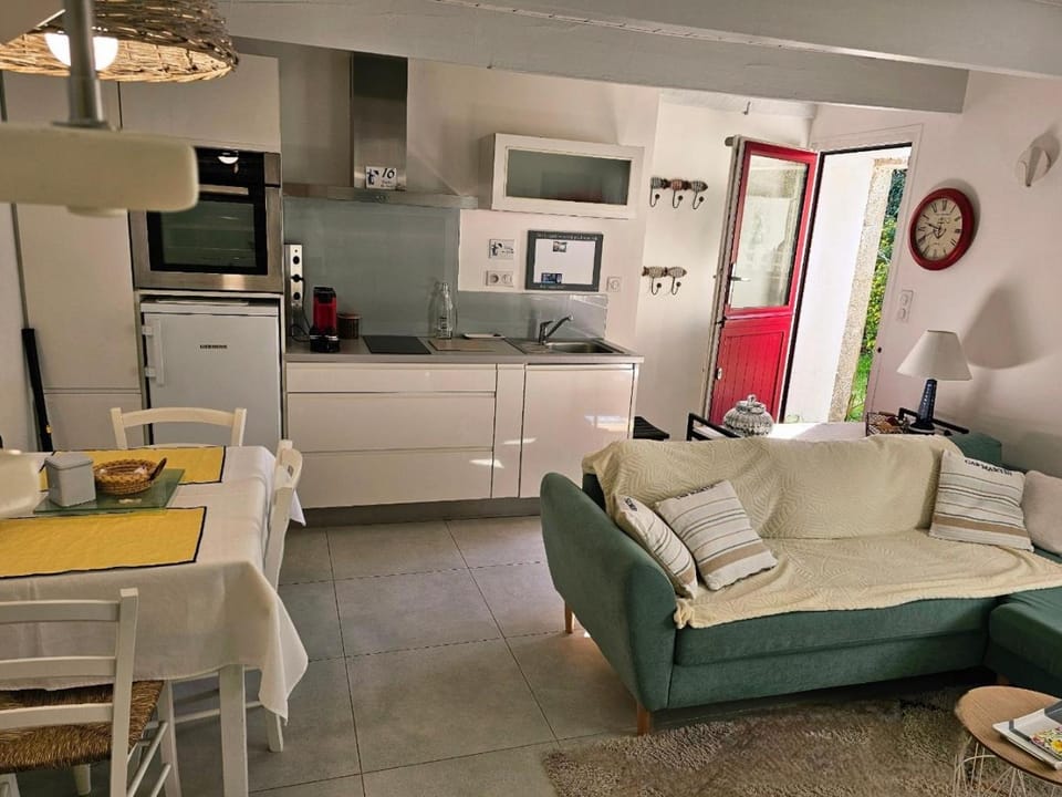 Kitchen or kitchenette, Seating area, Dining area