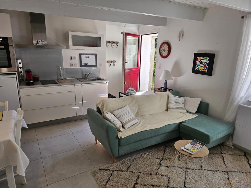 Facade/entrance, Kitchen or kitchenette