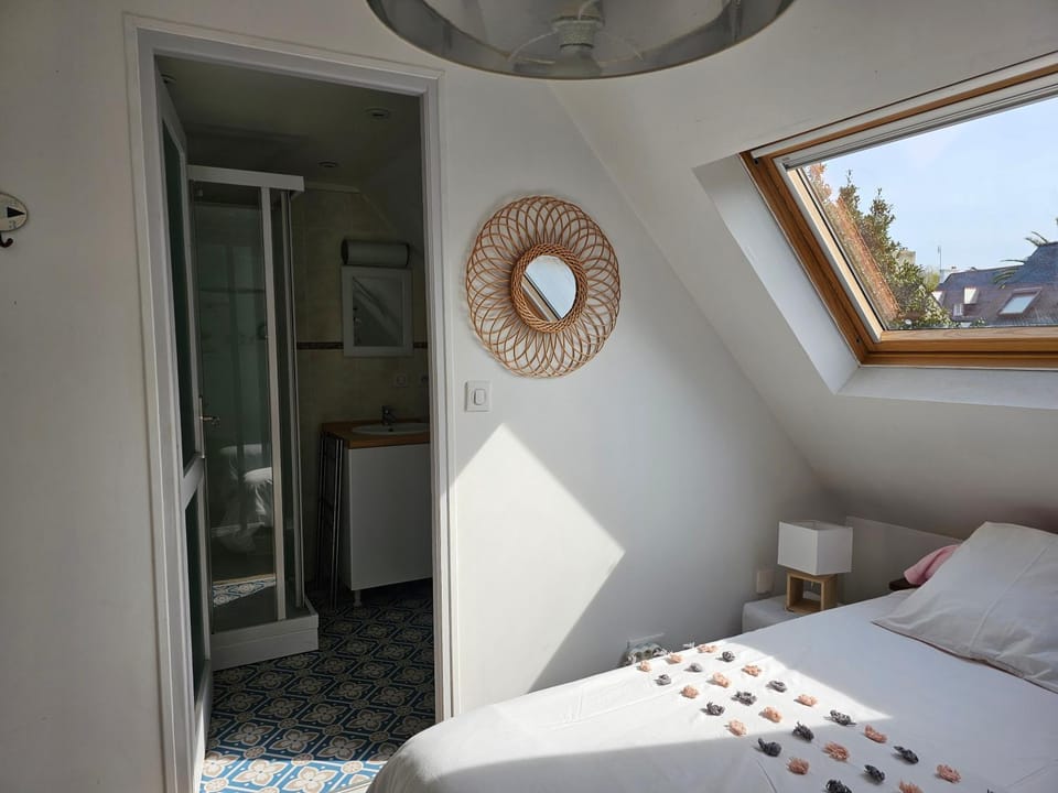 Bed, Bathroom