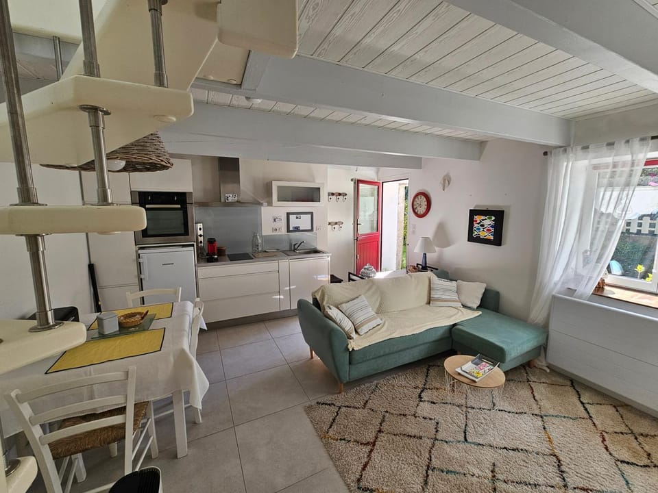 Kitchen or kitchenette, Seating area, Dining area, oven