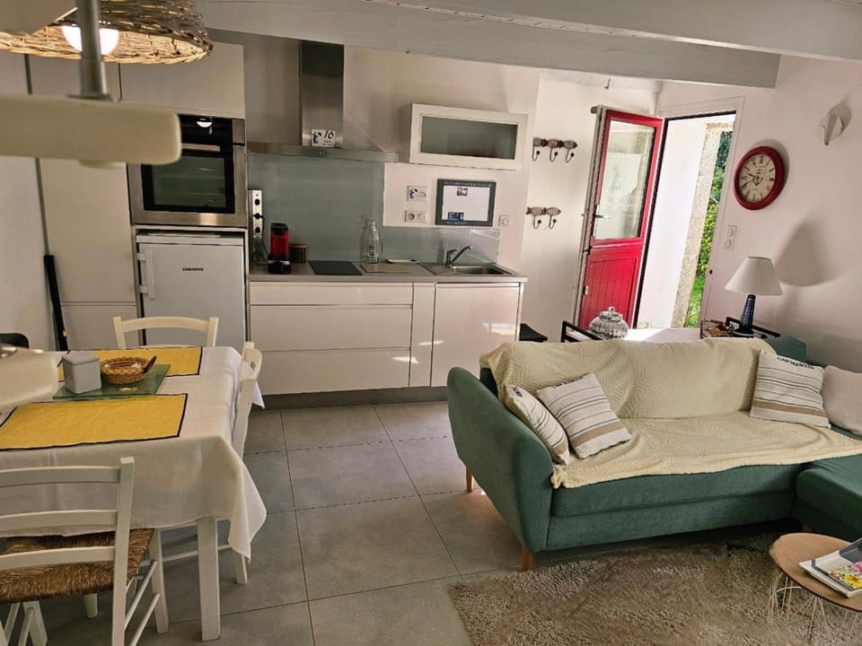 Kitchen or kitchenette, Living room, Dining area, stove