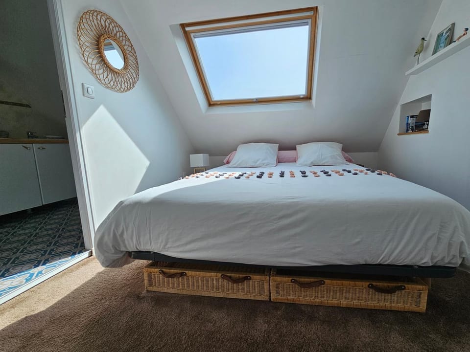 Bed, Bathroom