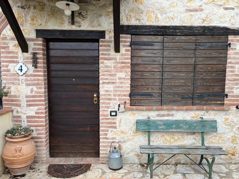 UMBRIA, "Casa Sagrantina" con PISCINA e pergolato Apartment in Umbria