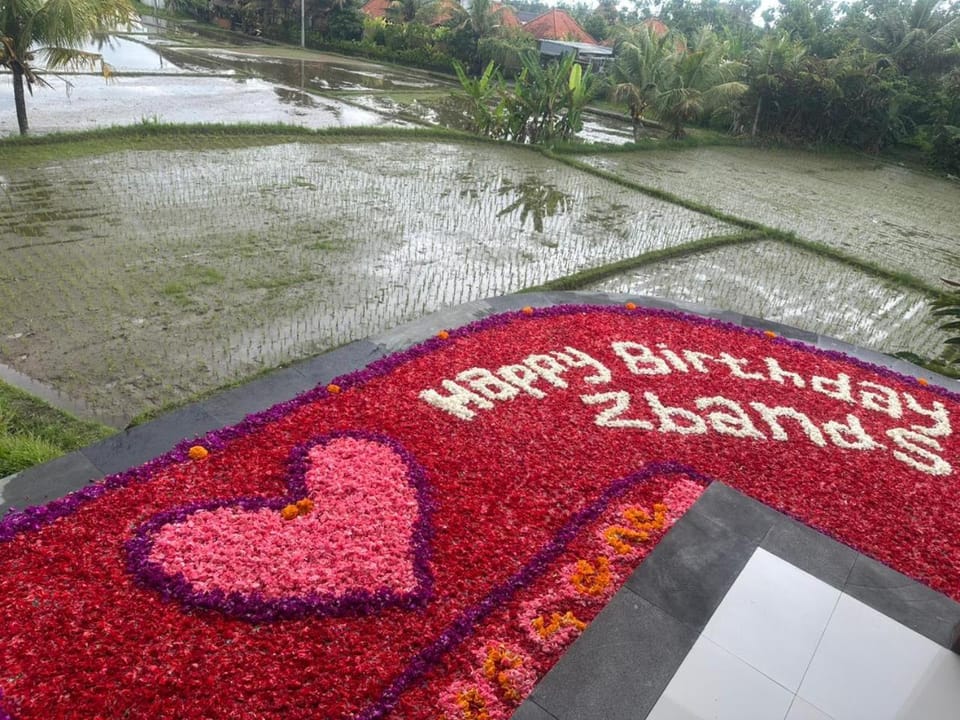 Day, Garden, Text overlay, Garden view
