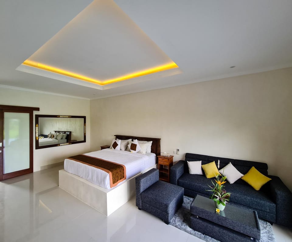 Bed, TV and multimedia, Living room, Photo of the whole room, Seating area, Bedroom