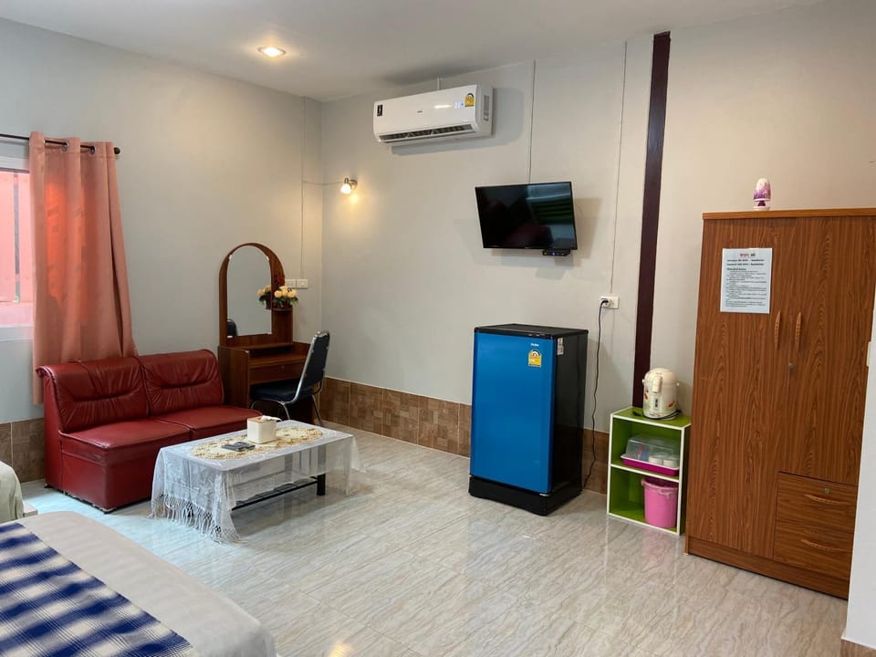 TV and multimedia, Seating area, Bedroom, wardrobe, air conditioner