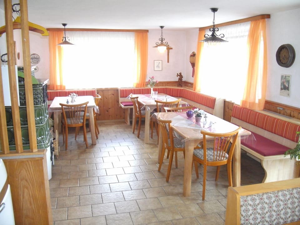 Restaurant/places to eat, Banquet/Function facilities, Buffet breakfast, Drinks