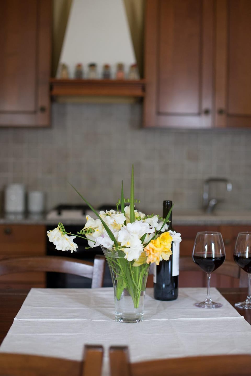 Kitchen or kitchenette, Decorative detail, Dining area, Drinks, Alcoholic drinks