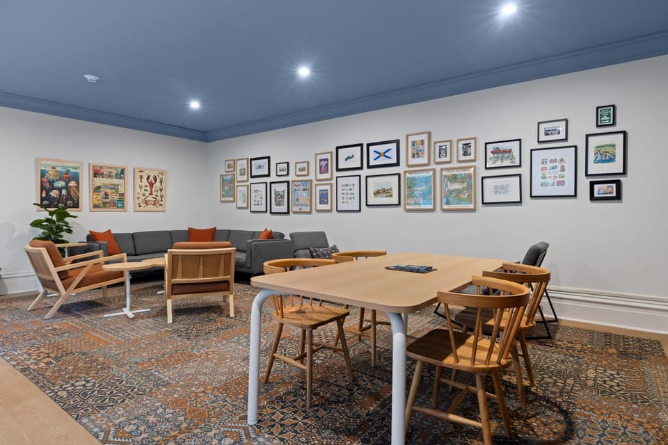 Communal lounge/ TV room, Living room, Seating area, Evening entertainment