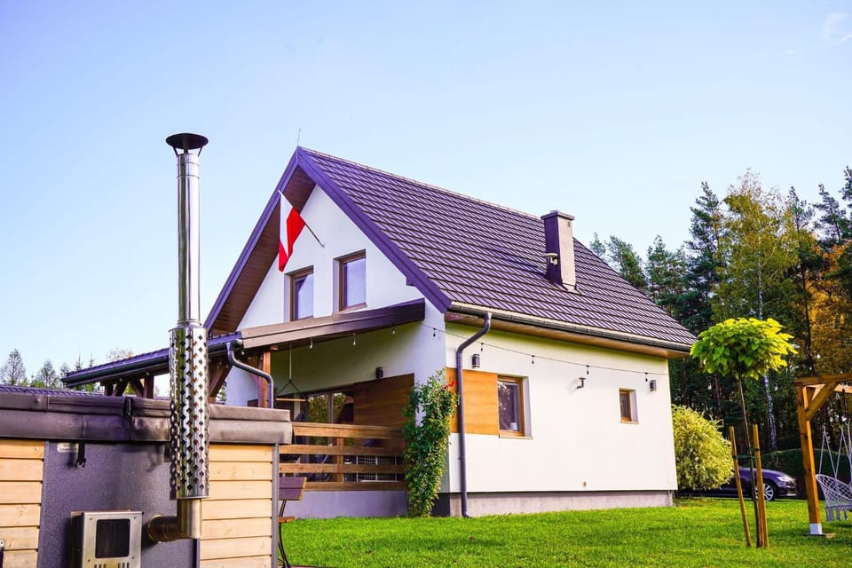 Domek z kominkiem nad jeziorem z jacuzzi ogrodowym House in Lithuania