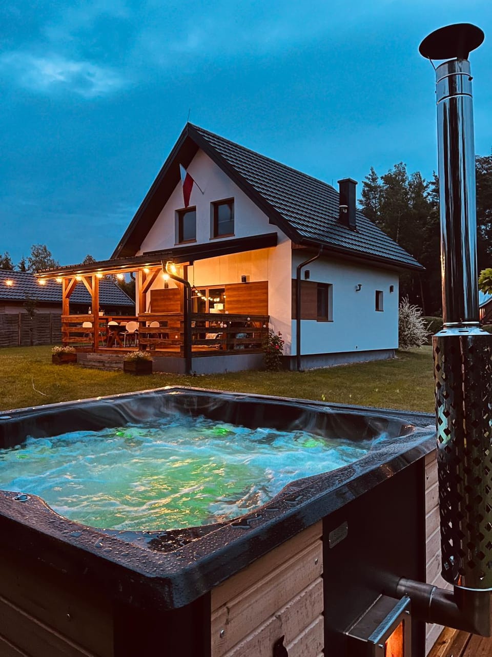 Domek z kominkiem nad jeziorem z jacuzzi ogrodowym House in Lithuania