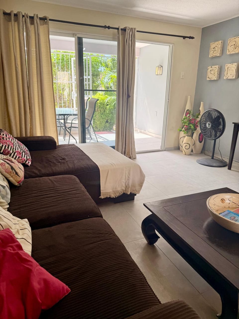 Living room, Photo of the whole room