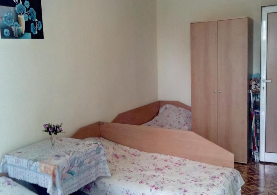Bed, Summer, Photo of the whole room, Bedroom, young children, older children, group of guests, cot, Family