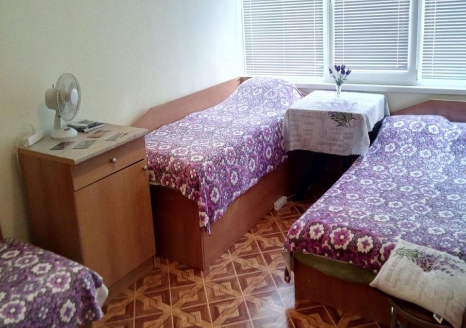 Bed, Summer, Photo of the whole room, Seating area, Bedroom, young children, older children, group of guests, cot, Family, Family
