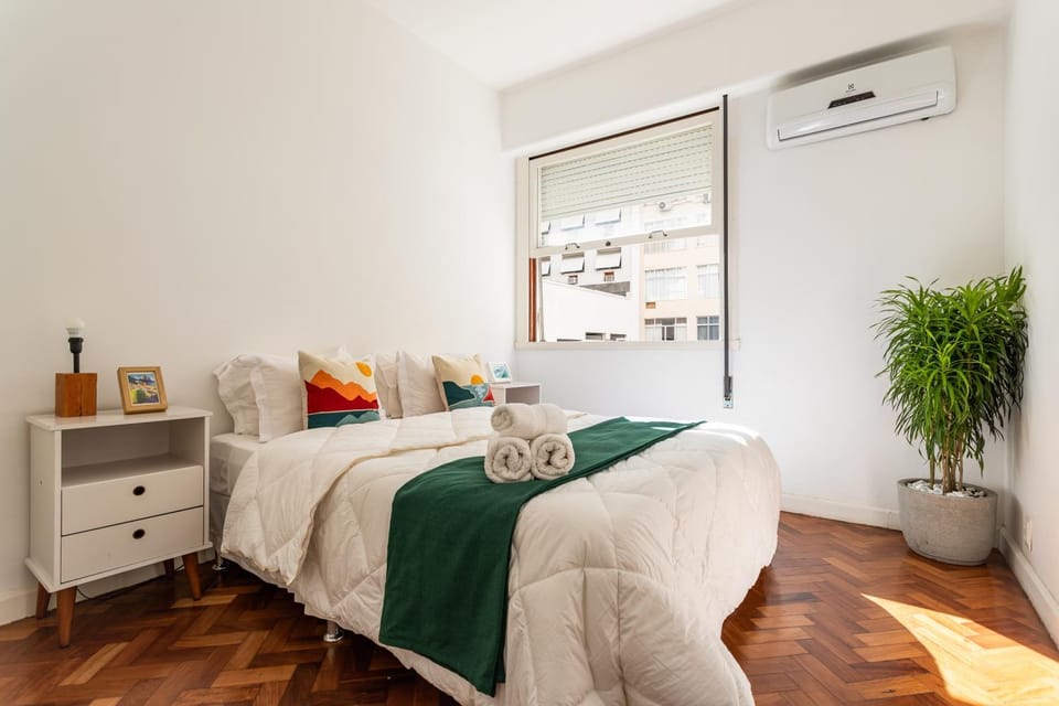 Bed, Living room, Bedroom, air conditioner