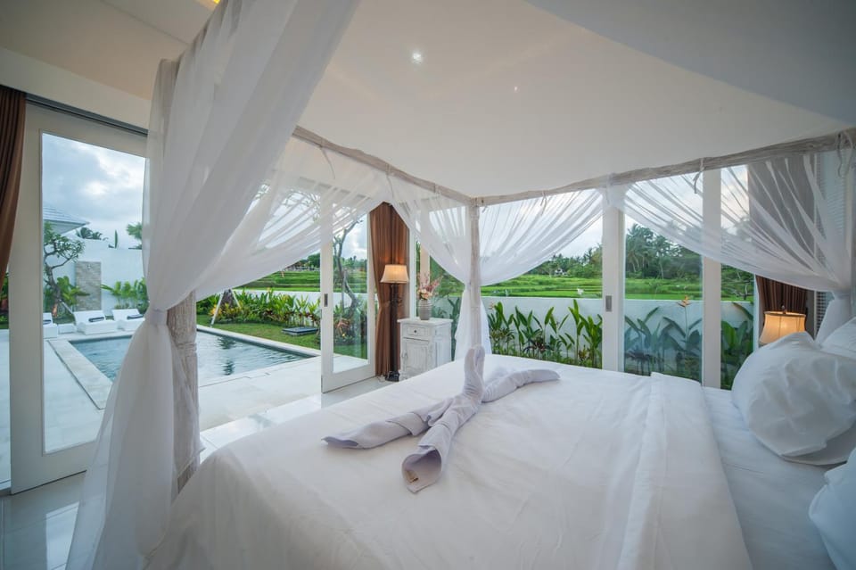 Bed, Swimming pool, towels