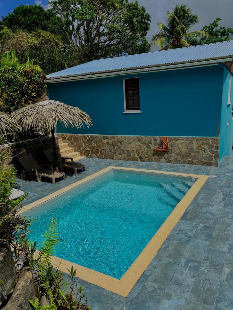 Pool view, Swimming pool, sunbed