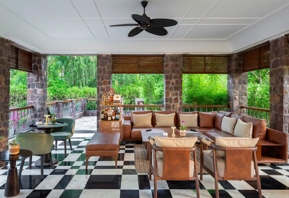 Restaurant/places to eat, Lounge or bar