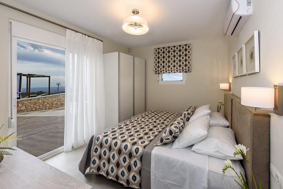 Bed, Other, Photo of the whole room, Decorative detail, Bedroom, wardrobe, air conditioner