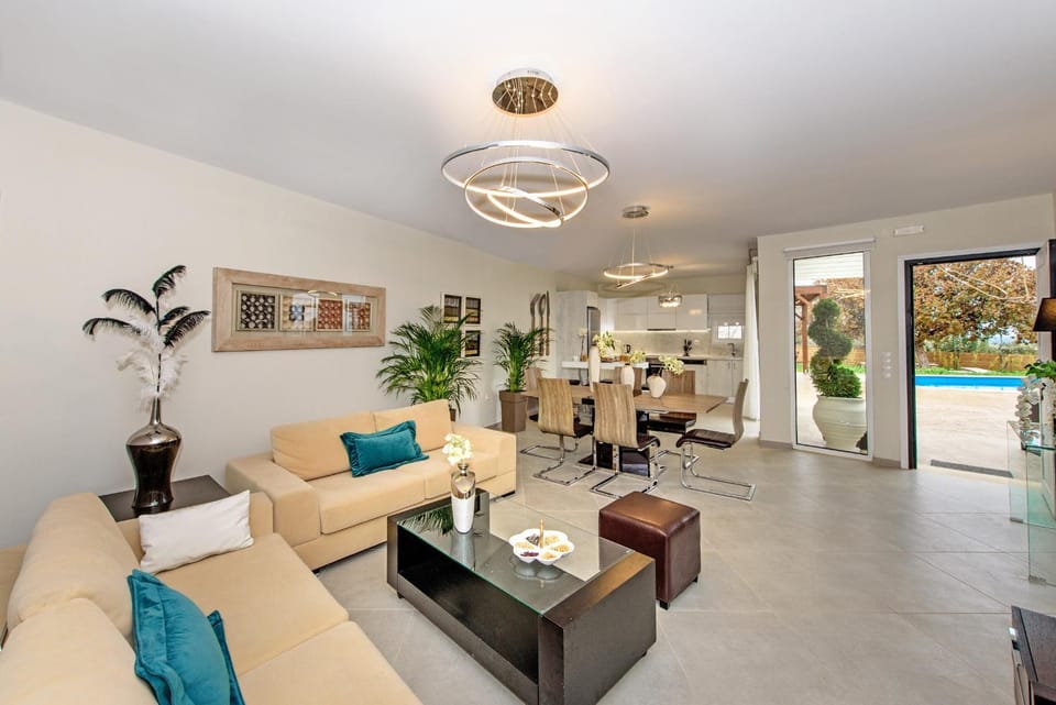 TV and multimedia, Living room, Other, Decorative detail, Seating area, Dining area, Pool view
