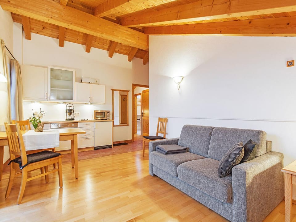 Living room, Photo of the whole room, Decorative detail, Seating area, Dining area