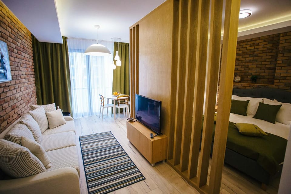 Bed, TV and multimedia, Living room, Photo of the whole room, Seating area, Bedroom