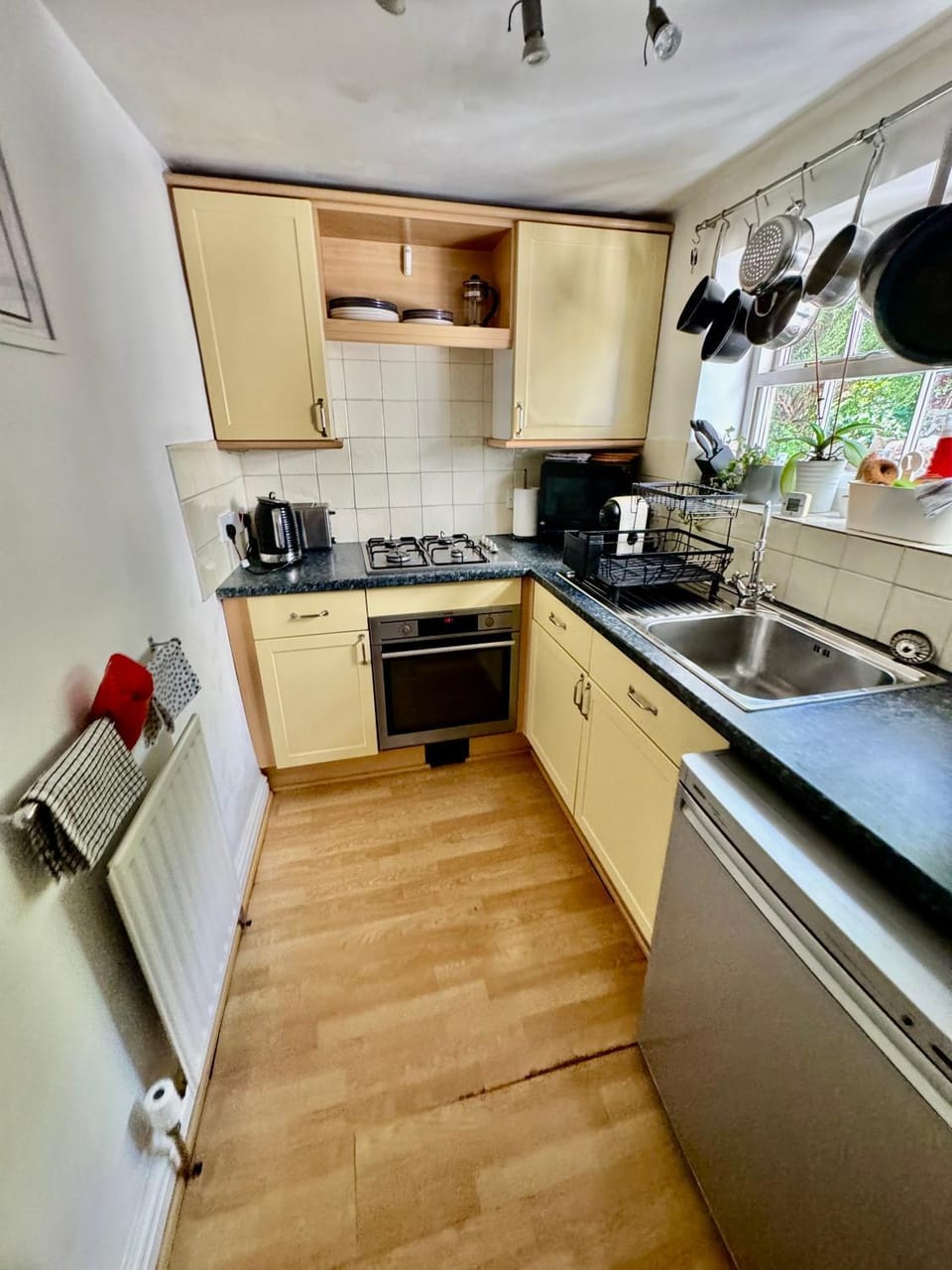 Coffee/tea facilities, Photo of the whole room, microwave, oven, stove, kitchen