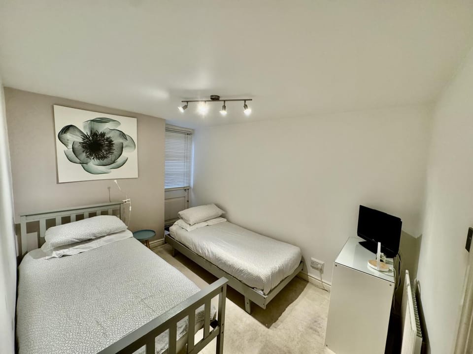 Bed, TV and multimedia, Photo of the whole room, Bedroom