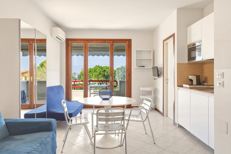 TV and multimedia, Kitchen or kitchenette, Photo of the whole room, Dining area, air conditioner