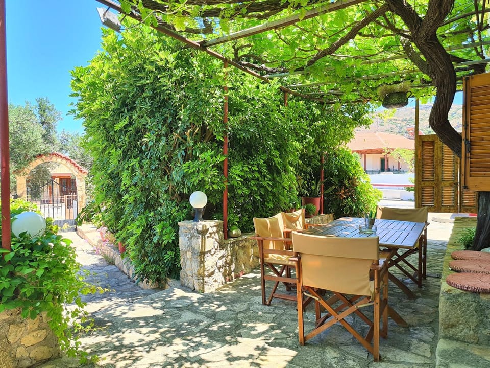 Facade/entrance, Balcony/Terrace, Garden view