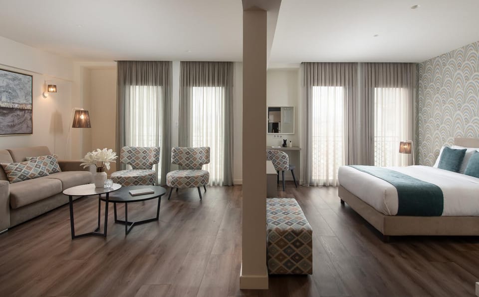 Bed, TV and multimedia, Living room, Photo of the whole room, Seating area, Bedroom