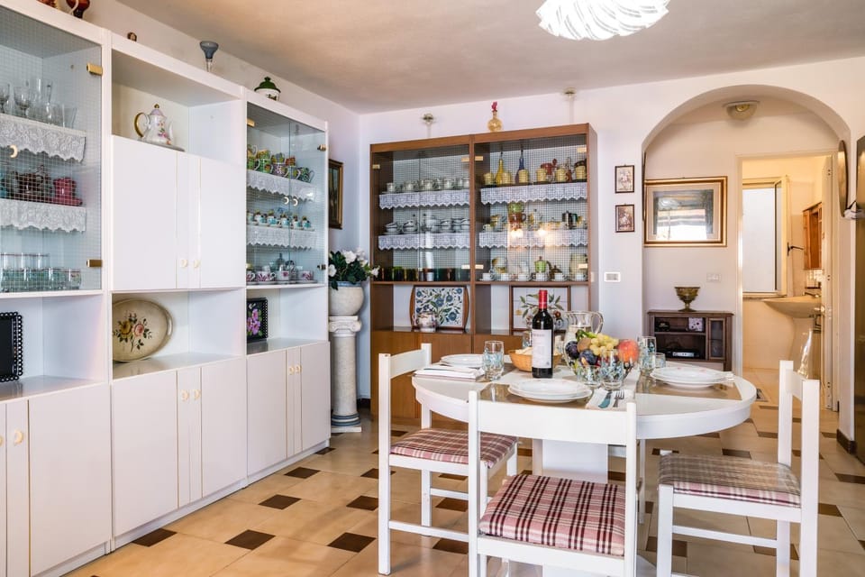 Kitchen or kitchenette, Living room, Seating area, Dining area, Breakfast, Lunch