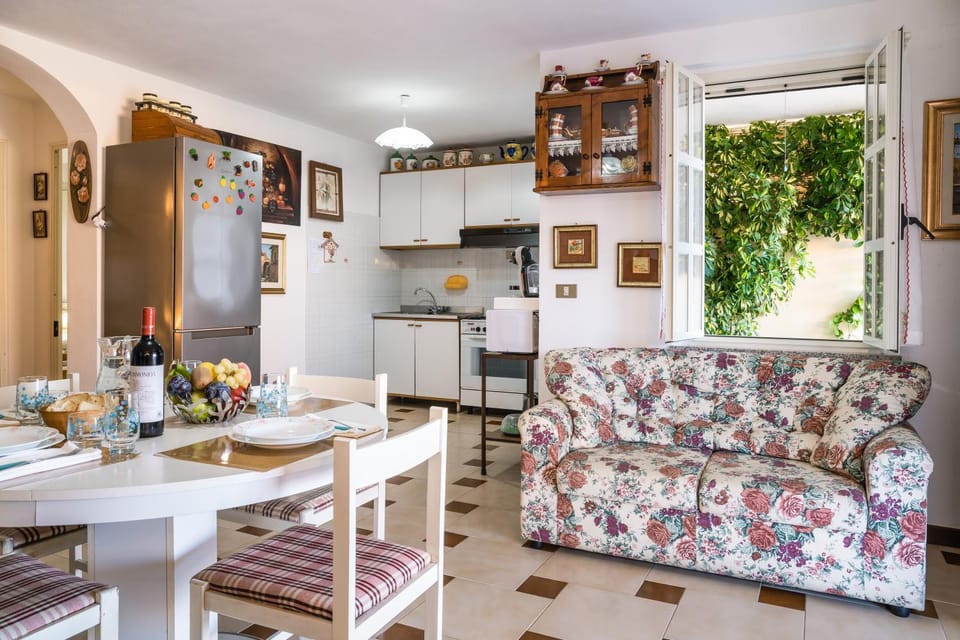 Kitchen or kitchenette, Living room, Seating area, Dining area, Breakfast, Lunch, oven, stove
