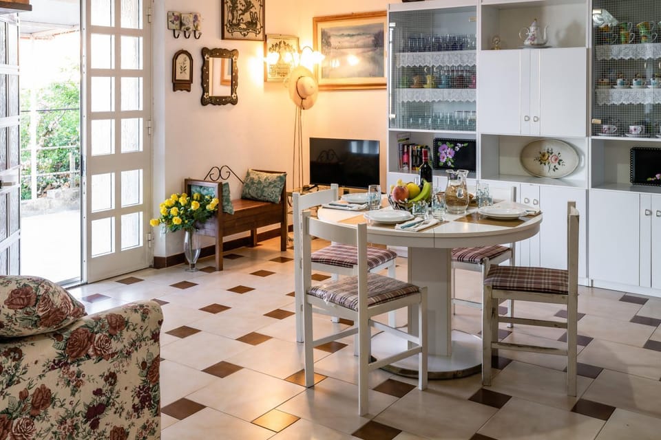 TV and multimedia, Kitchen or kitchenette, Living room, Seating area, Dining area, Communal kitchen, Breakfast, kitchen