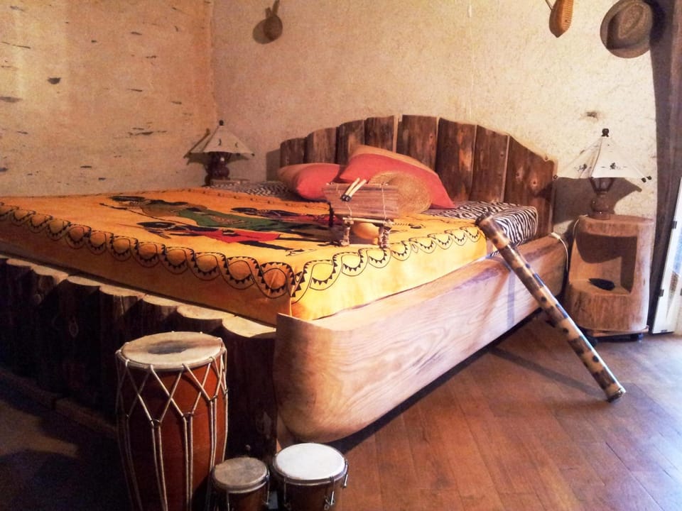 Bed, Photo of the whole room, Decorative detail, Bedroom