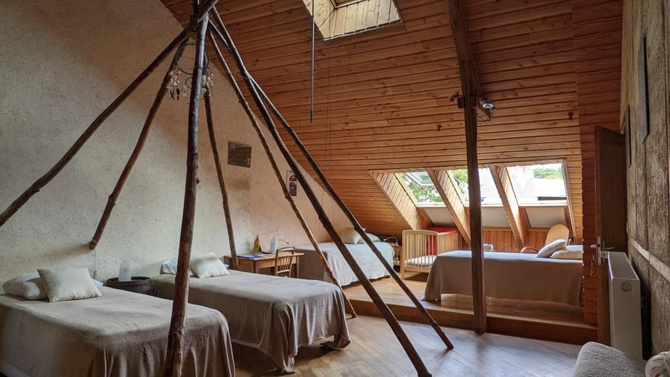 Bed, Photo of the whole room, Bedroom, cot, Family, Inner courtyard view, fireplace