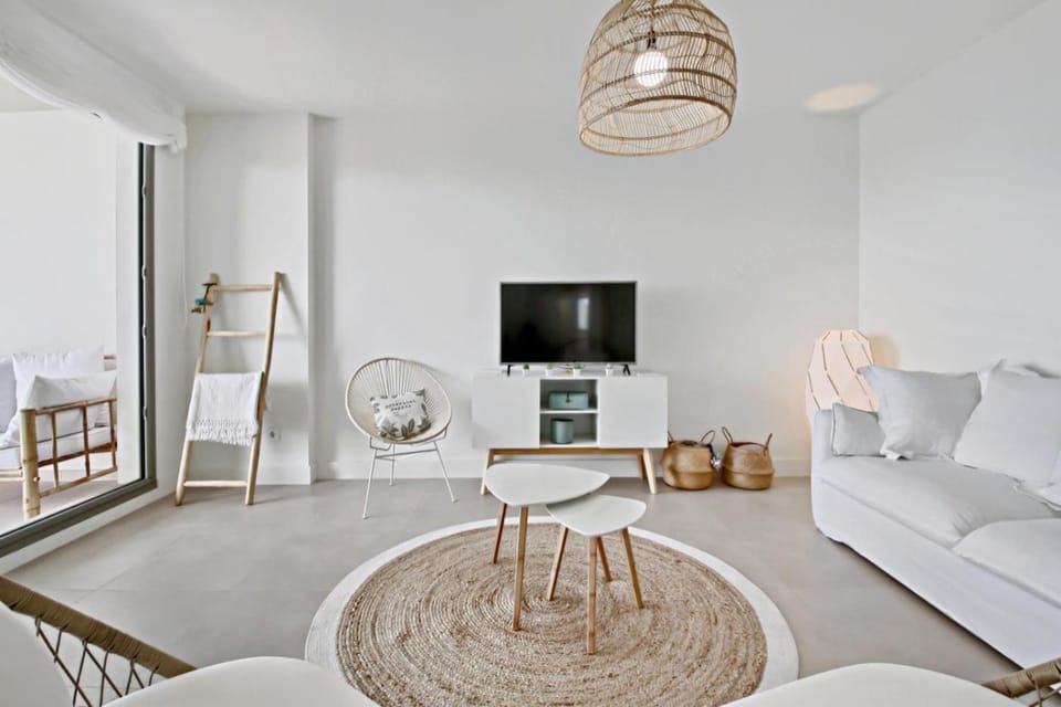 TV and multimedia, Living room, Decorative detail, heating, internet, air conditioner