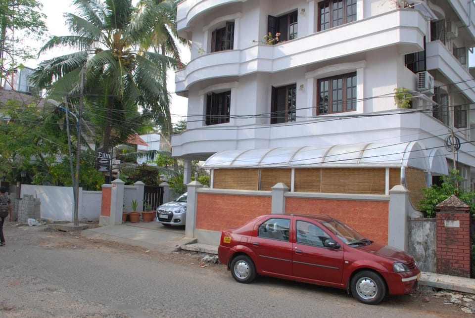 Property building, Neighbourhood, Street view, Location, Parking
