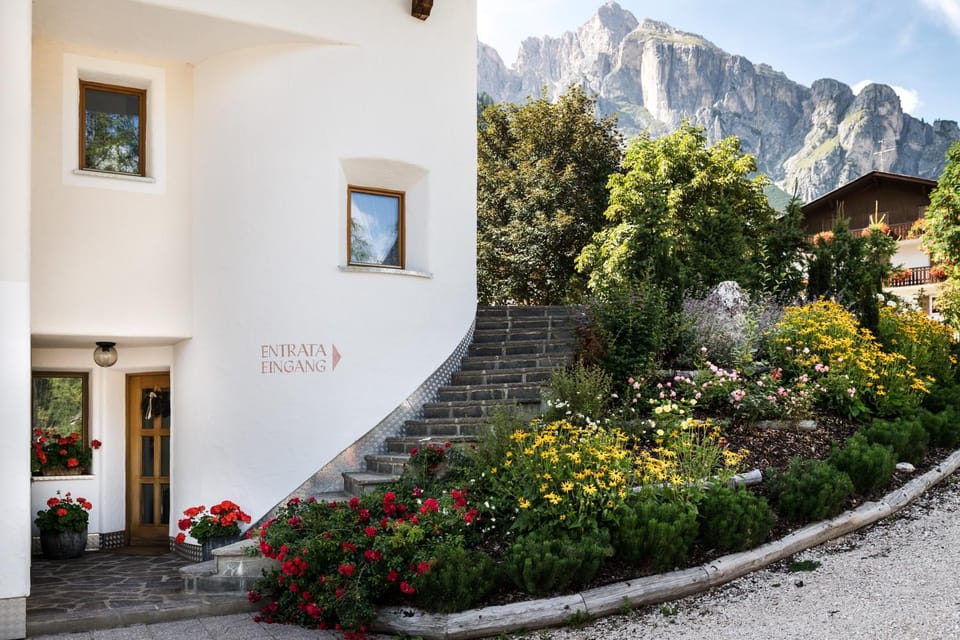 Facade/entrance, Mountain view