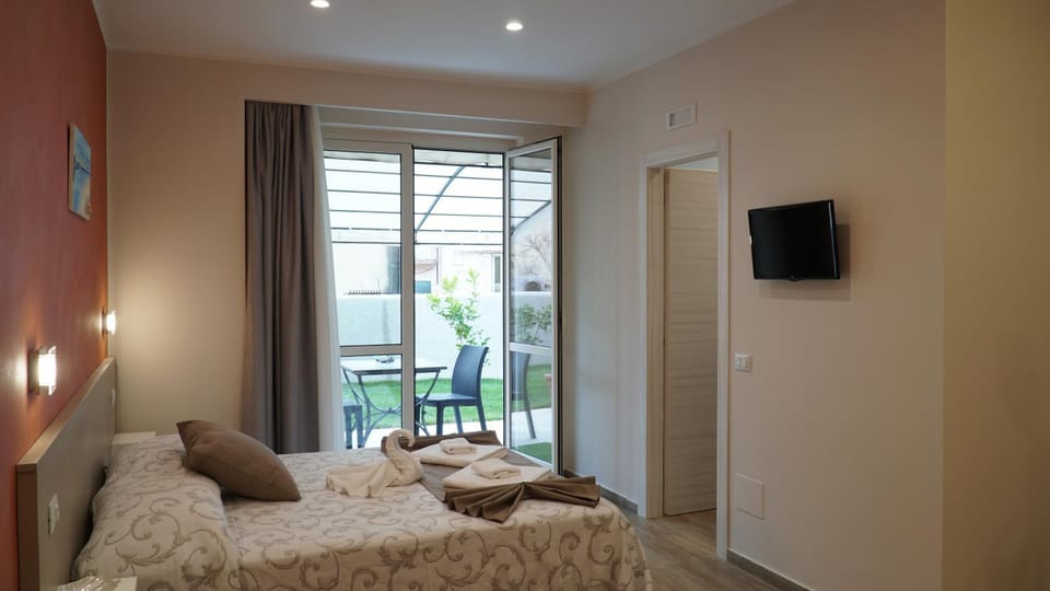 Bed, Garden, Photo of the whole room, Bedroom