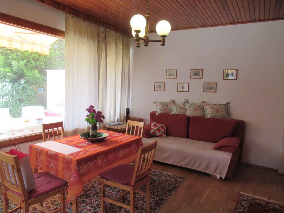 Living room, Seating area, Dining area