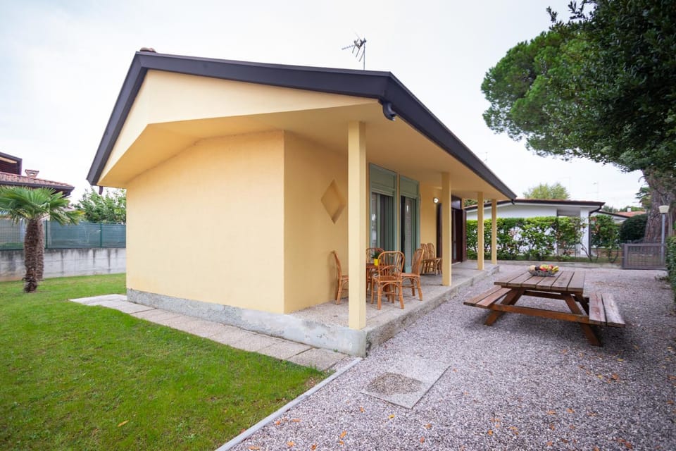 Property building, Summer, Garden