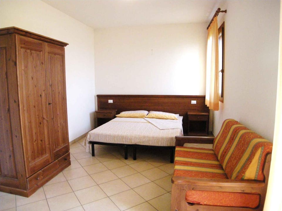 Bed, Seating area, Bedroom