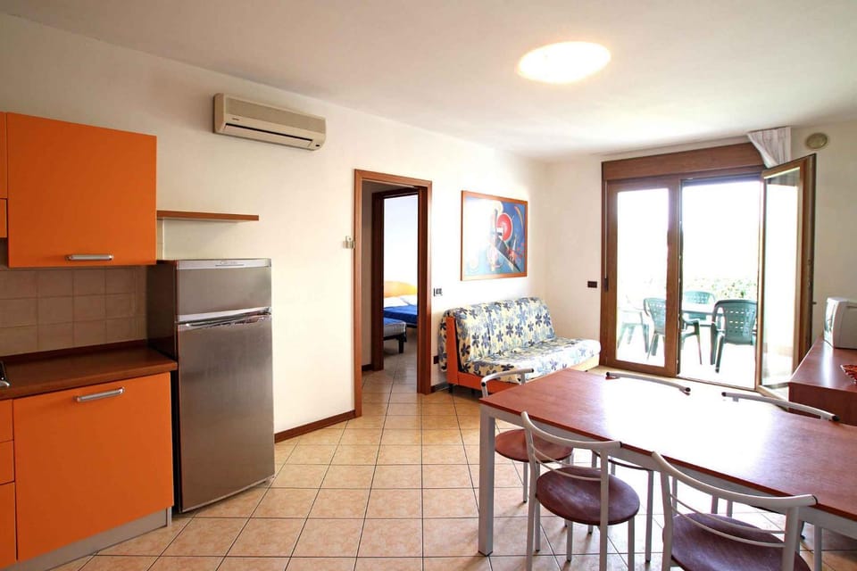 Seating area, Dining area, air conditioner